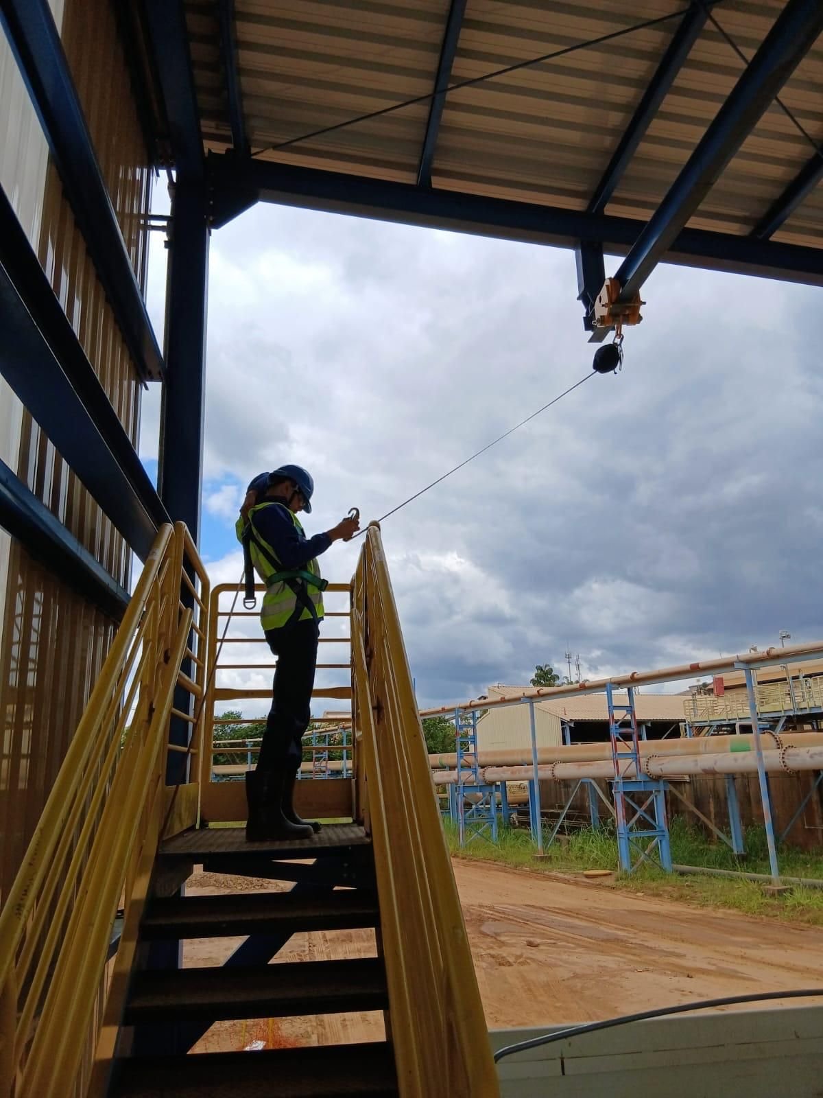 Linha de vida rígida (Tipo D) instalada em campo
